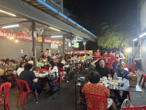 Chim Chum Suthiporn food